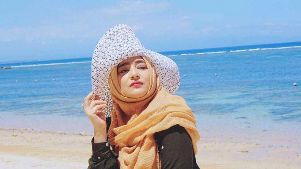 Genap 42 Tahun, 10 Potret Manis Cindy Fatika Sari bak Masih Gadis