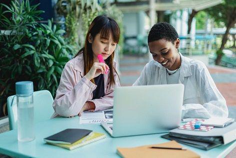 5 Cara Menghadapi Teman Kantor yang Licik, Gak Bisa Dipercaya