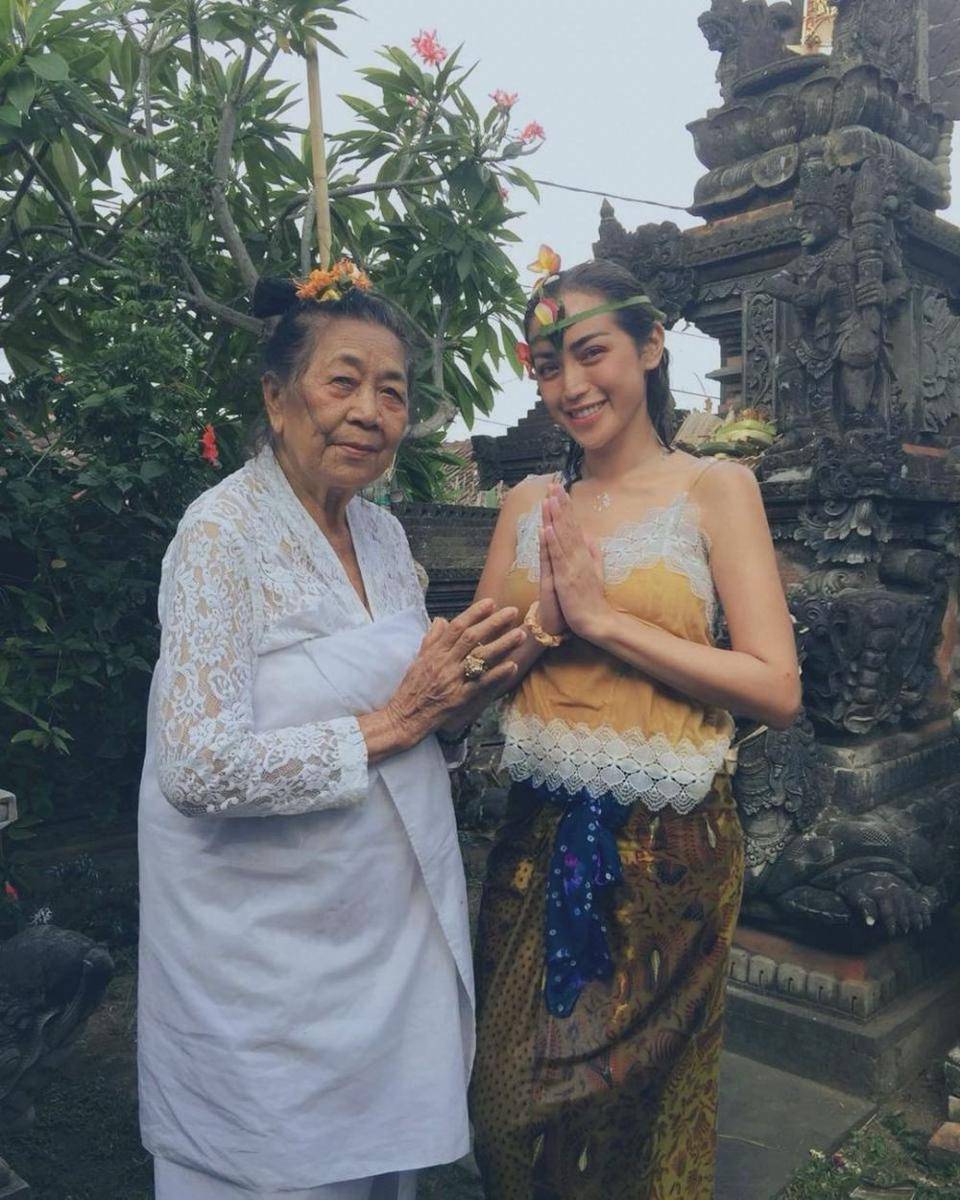 Jessica Iskandar dengan pakaian adat Bali lakukan upacara keagamaan Hindu. instagram.com/inijedar