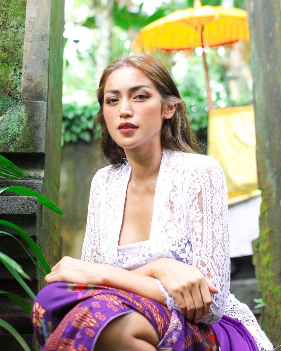 Jessica Iskandar dengan pakaian adat Bali lakukan upacara keagamaan Hindu. instagram.com/inijedar