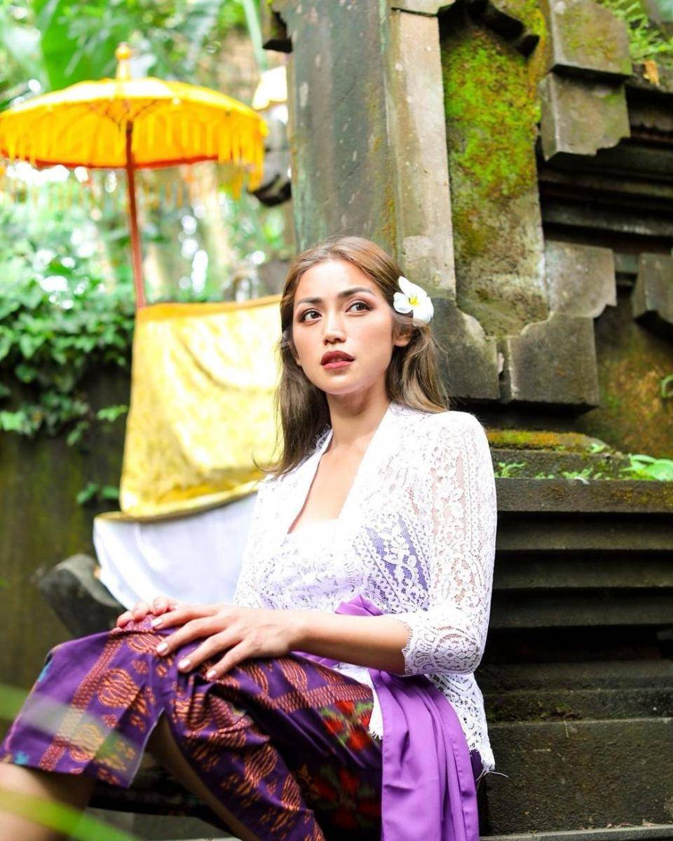 Jessica Iskandar dengan pakaian adat Bali lakukan upacara keagamaan Hindu. instagram.com/inijedar
