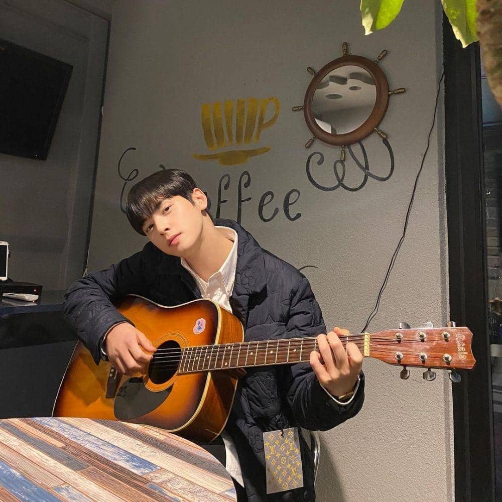 Cha Eun Woo (instagram.com/eunwo.o_c)