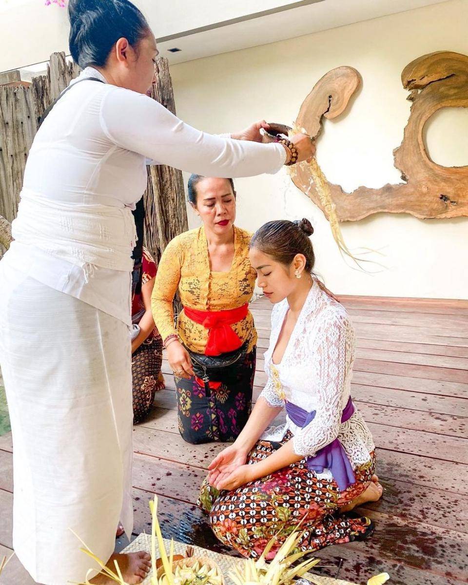 Jessica Iskandar dengan pakaian adat Bali lakukan upacara keagamaan Hindu. instagram.com/inijedar