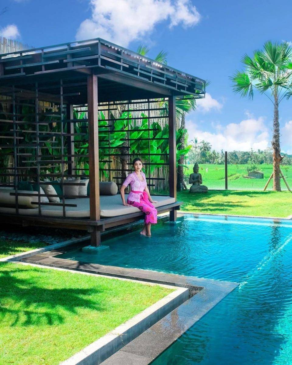 Jessica Iskandar dengan pakaian adat Bali lakukan upacara keagamaan Hindu. instagram.com/inijedar