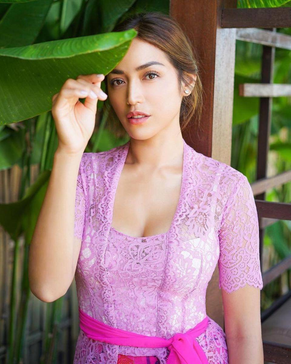 Jessica Iskandar dengan pakaian adat Bali lakukan upacara keagamaan Hindu. instagram.com/inijedar