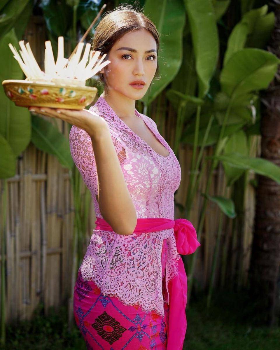 Jessica Iskandar dengan pakaian adat Bali lakukan upacara keagamaan Hindu. instagram.com/inijedar