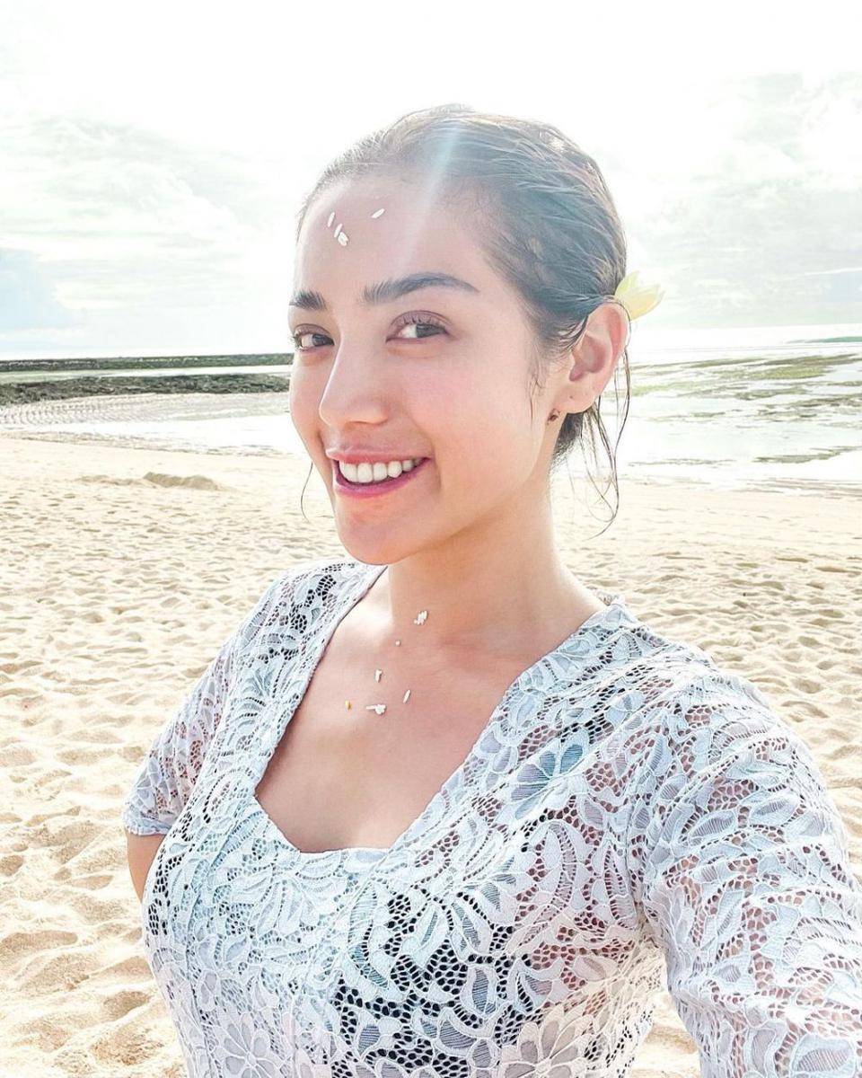 Jessica Iskandar dengan pakaian adat Bali lakukan upacara keagamaan Hindu. instagram.com/inijedar