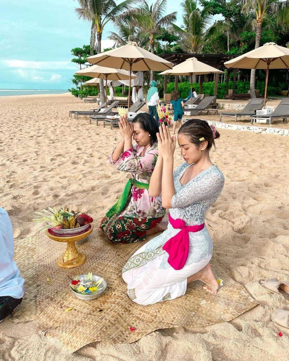 Jessica Iskandar dengan pakaian adat Bali lakukan upacara keagamaan Hindu. instagram.com/inijedar
