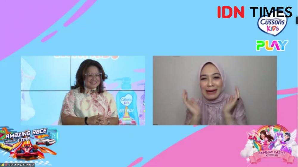 Roslina Verauli, M.Psi., Psi. Psikolog dan Dian Ayu Lestari, Content Creator dan Momfluencer sedang berdiskusi dalam acara virtual peluncuran aplikasi Cussons Kids Play oleh Cussons Kids Indonesia dengan tajuk The Power of Playing Game: Bonding Time with Kids. 21 Desember 2020. IDN Times/M. Tarmizi Murdianto