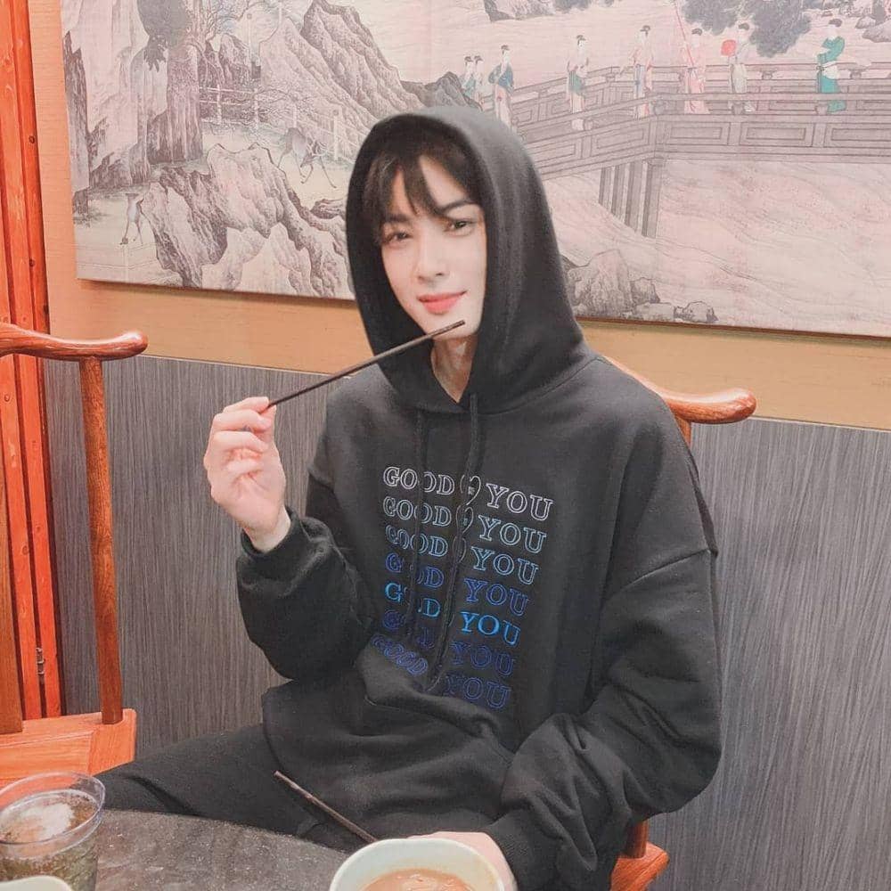 Cha Eun Woo (instagram.com/eunwo.o_c)