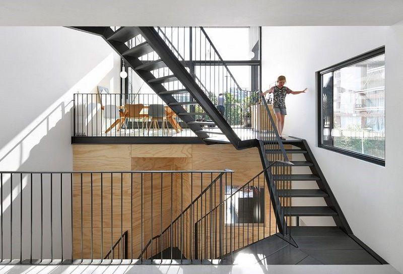 5 Dekorasi Tangga Minimalis untuk Rumah Mungil Beratap Tinggi, Elegan!