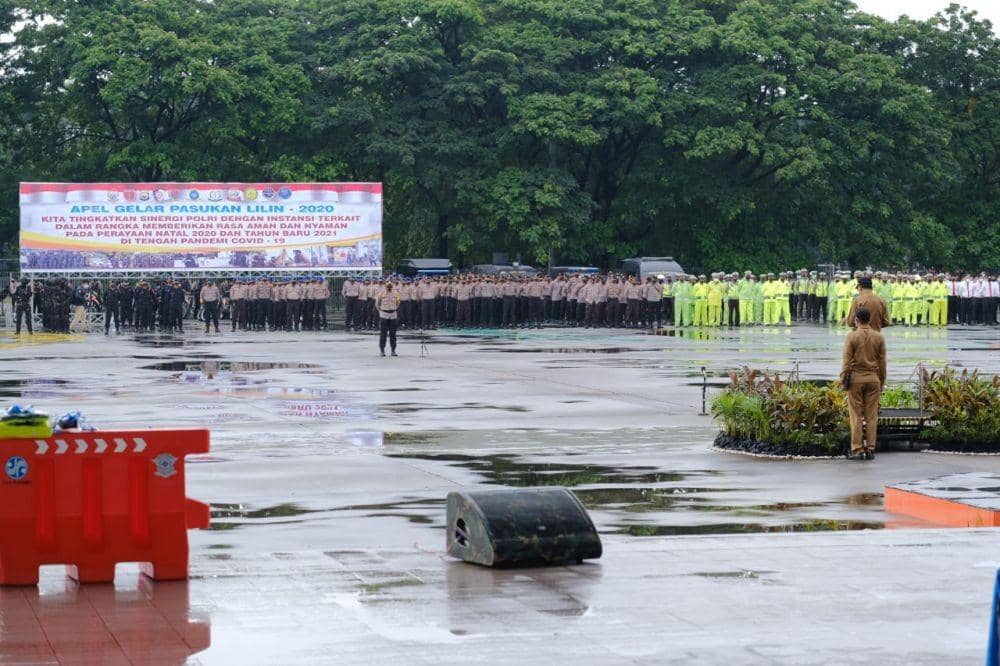 Apel gelar pasukan kesiapan Operasi Kepolisian Terpusat Lilin Tahun 2020 di Lapangan Karebosi Makassar, Senin (21/12/2020). Humas Pemprov Sulsel