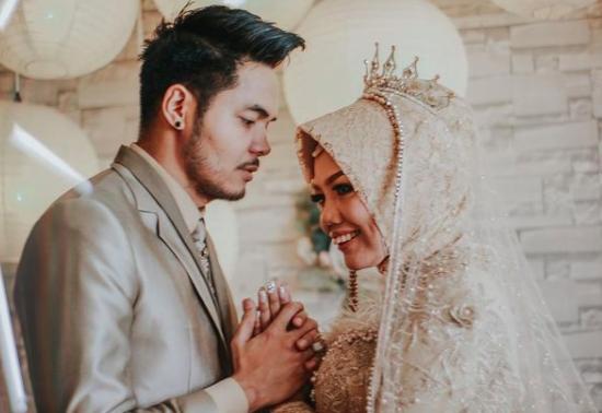 Sudah Nikah, 10 Kisah Cinta Elly Sugigi - Aher yang Beda 15 Tahun