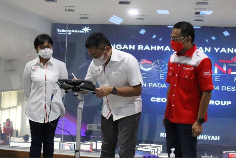 Direktur Utama Telkom Ririek Adriansyah (tengah) disaksikan Direktur Consumer Service Telkom FM Venusiana R (kiri) & Direktur Utama Telkom Akses Semly Saalino (kanan) meresmikan Telkom Akses Command Center di Legok, Banten beberapa waktu yang lalu. (Dok. Telkom)