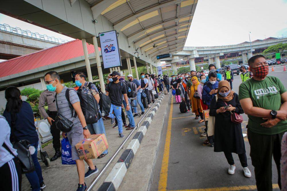 Calon penumpang pesawat mengantre untuk mengikuti tes cepat antigen di area Terminal 2 Bandara Soekarno Hatta, Tangerang, Banten, Selasa (22/12/2020) (ANTARA FOTO/Fauzan)