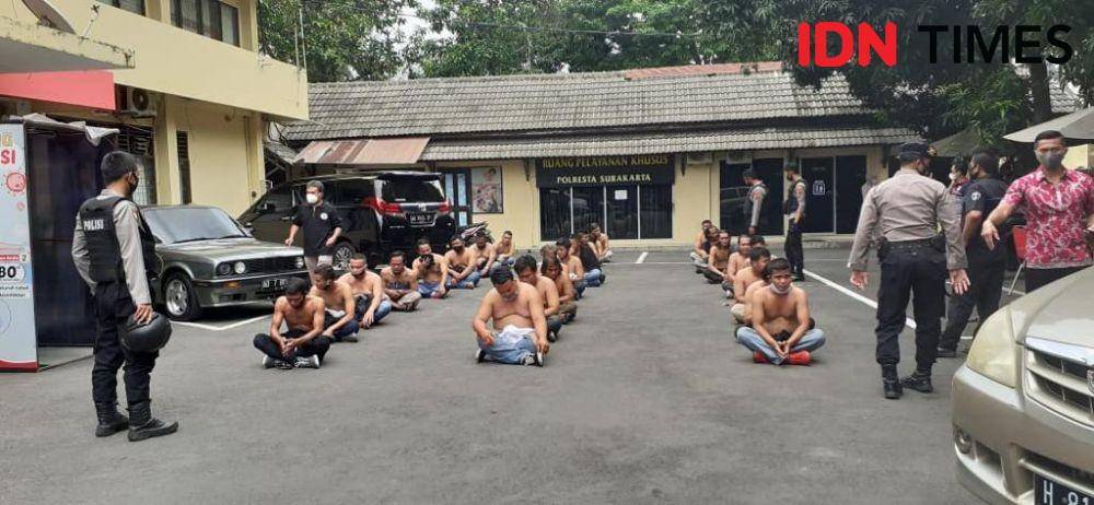 Polisi amankan massa geruduk BPRAdipura Solo. IDNTimes/Larasati Rey