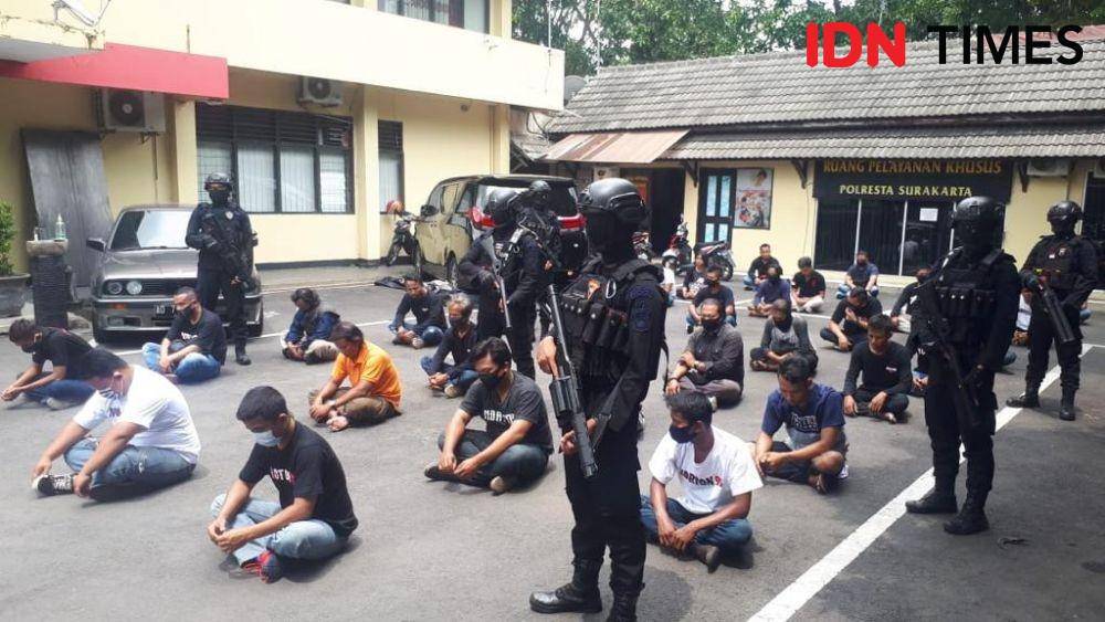 Polisi amankan puluhan massa geruduk BPRAdipura Solo. IDNTimes/Larasati Rey