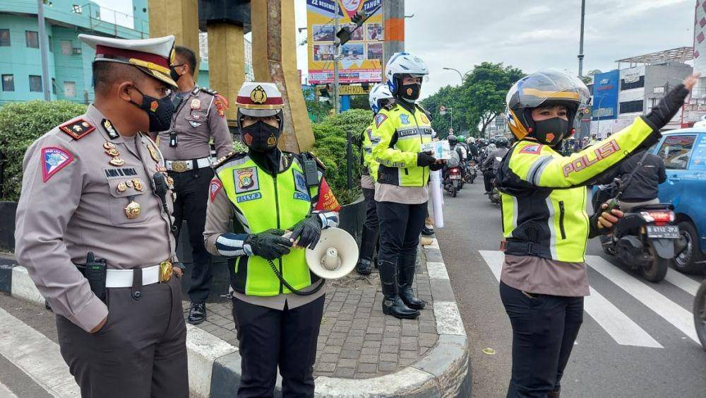 Akp Elly Pandiansari saat menghimbau pengguna Jalan Raya Margonda terkait protokol kesehatan. (Dokumen Polrestro Depok)
