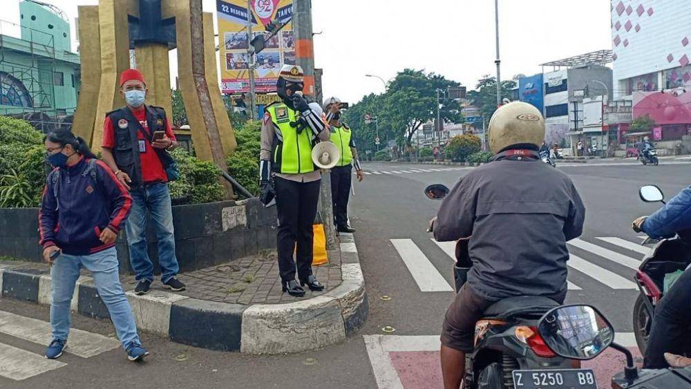 Akp Elly Pandiansari saat menghimbau pengguna Jalan Raya Margonda terkait protokol kesehatan. (Dokumen Polrestro Depok)