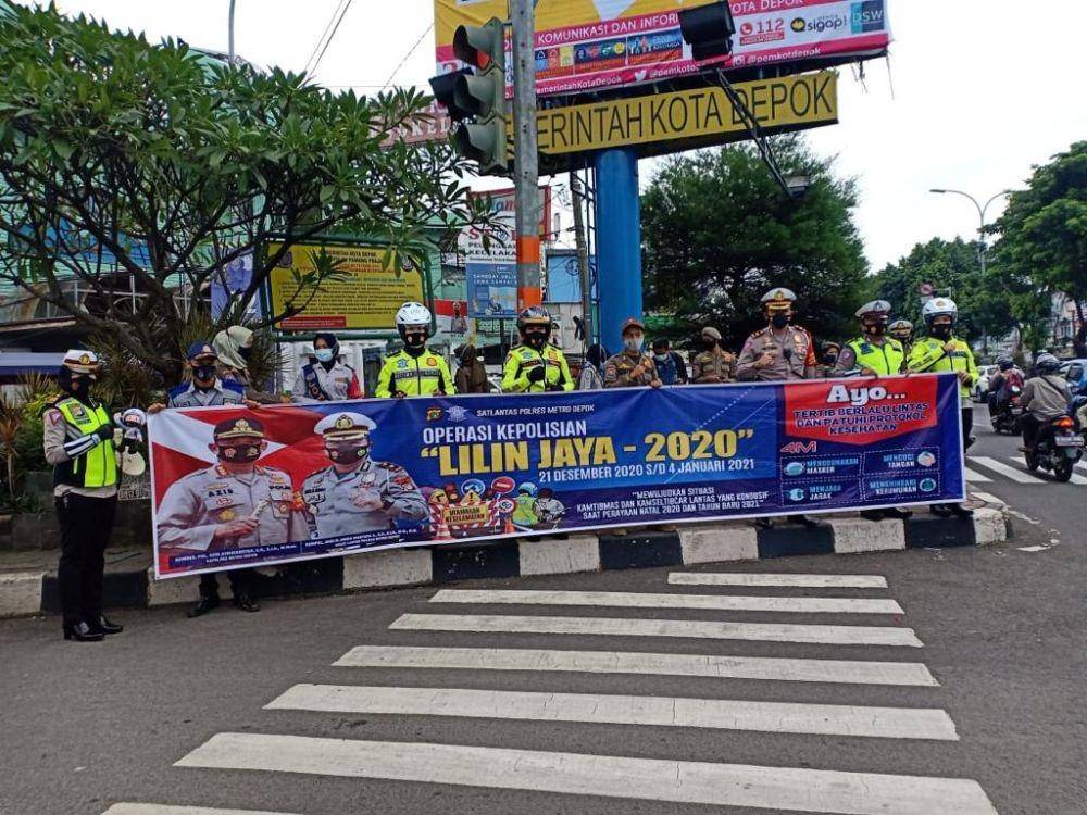 AKP Elly Pandiansari bersama Satlantas Polrestro Depok sebelum memberikan masker di Jalan Raya Margonda. (Dokumen Polrestro Depok)
