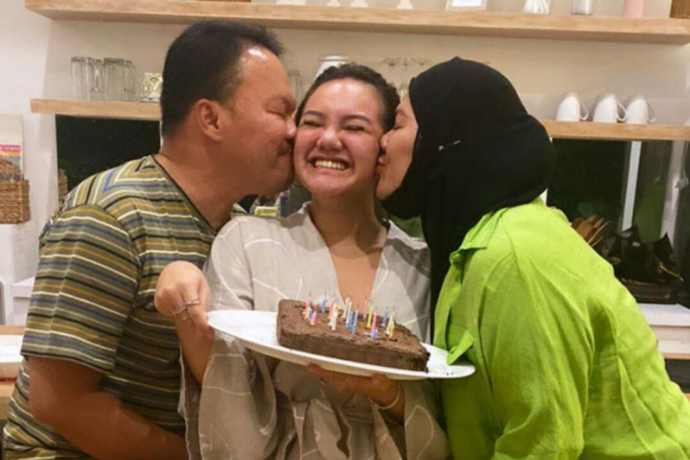 9 Momen Ulang Tahun Shafa Harris Ke-18, Ayah dan Bundanya Akur!