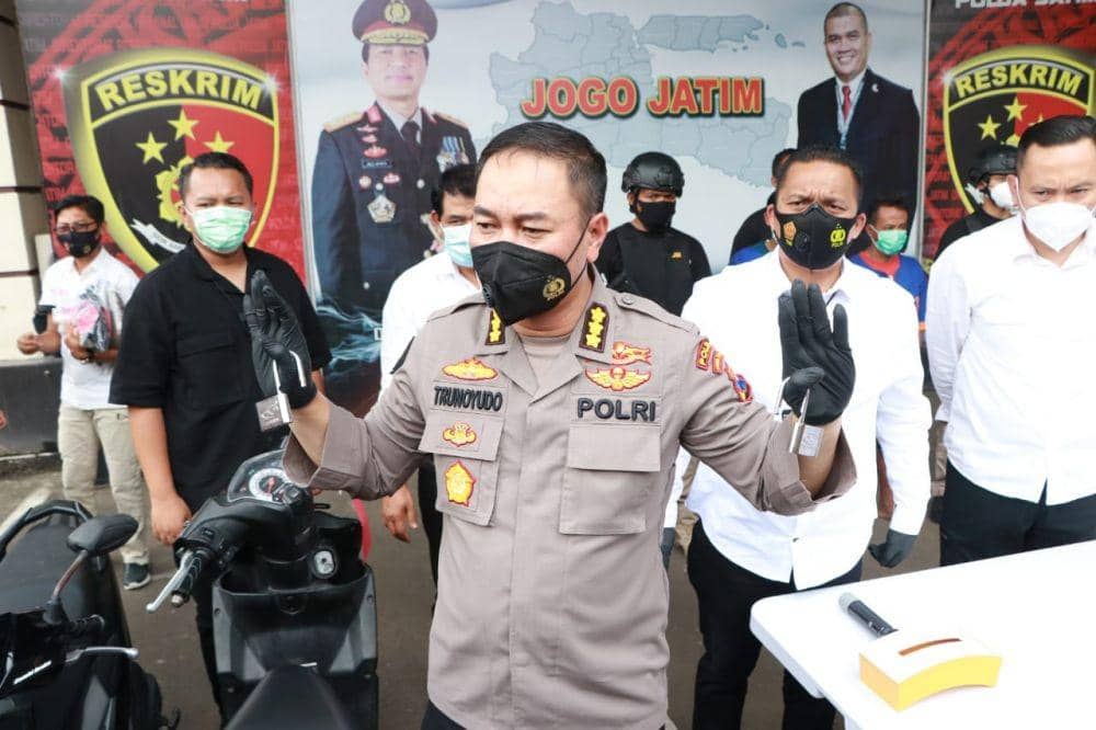 Polisi menunjukkan barang bukti yang disita dari tangan para perampok komplotan Lumajang. IDN Times/Dok. Istimewa
