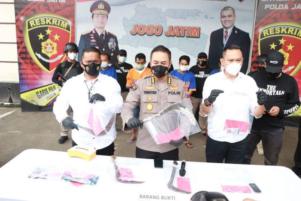 Polisi menunjukkan barang bukti yang disita dari tangan para perampok komplotan Lumajang. IDN Times/Dok. Istimewa