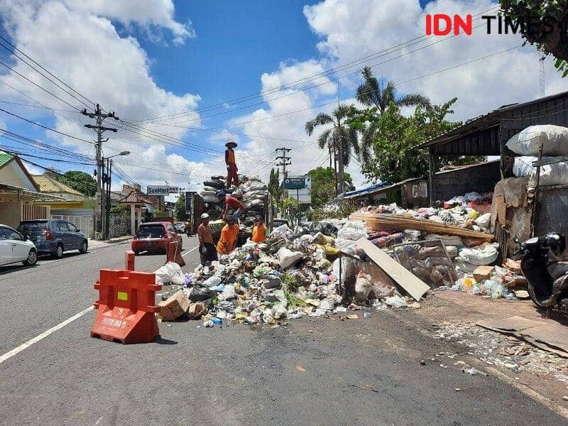 Sampah yang membludak di dekat Stasiun Tugu, 23/12/2020, (IDN Times/Andry Mahany)