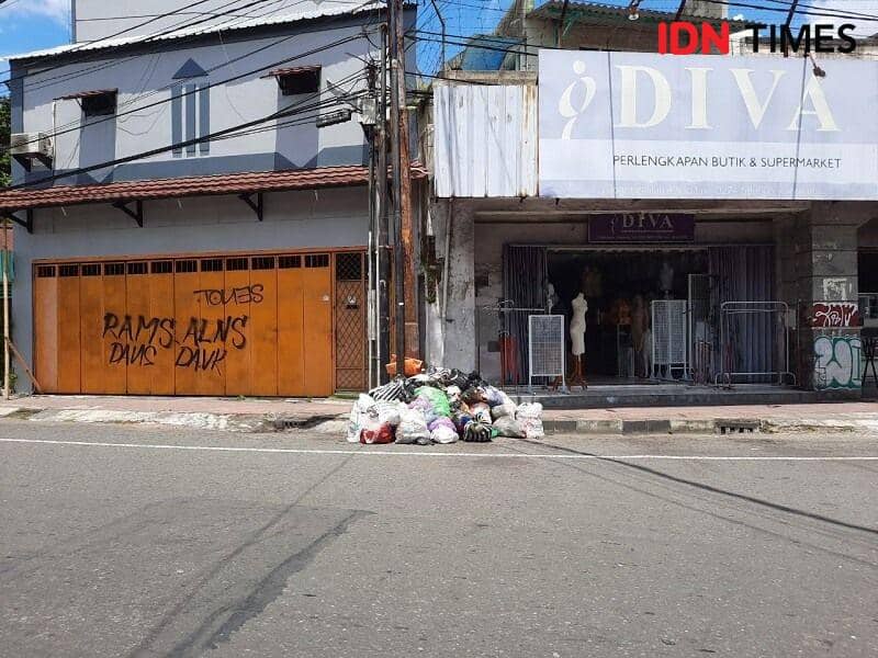 Sampah yang membludak di dekat kawasan Malioboro, 23/12/2020, (IDN Times/Andry Mahany)
