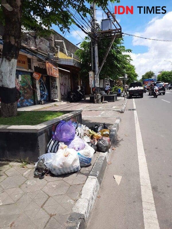 Sampah yang membludak di Jalan KH. Ahmad Dahlan, 23/12/2020, (IDN Times/Andry Mahany)