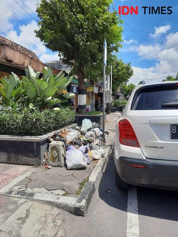 Sampah yang membludak di Jalan KH. Ahmad Dahlan, 23/12/2020, (IDN Times/Andry Mahany)