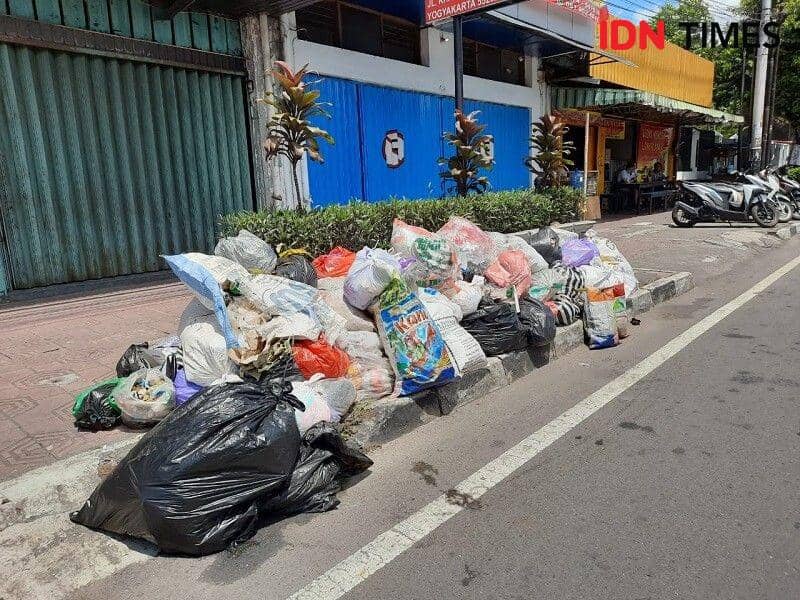 Sampah yang membludak di Jalan KH. Ahmad Dahlan, 23/12/2020, (IDN Times/Andry Mahany)