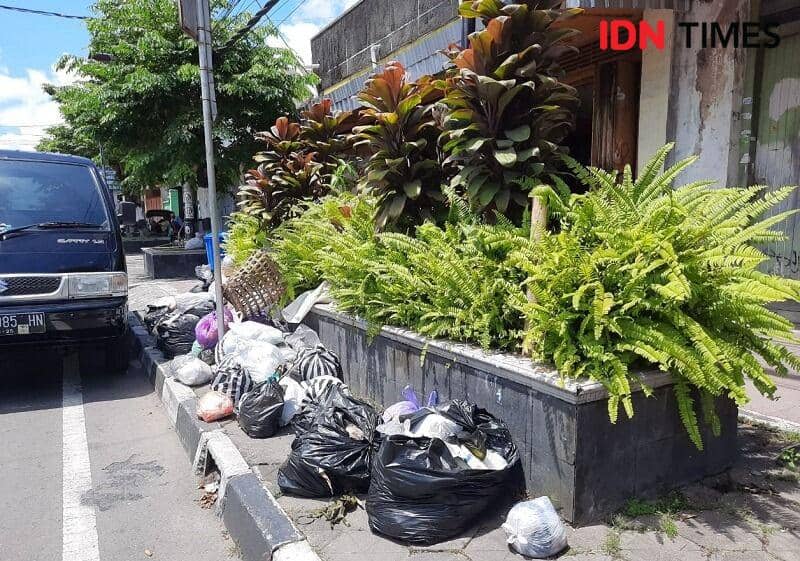 Tumpukan sampah di pinggir Jalan KH. Ahmad Dahlan, Yogyakarta, 23/12/2020 (IDN Times/Andry Mahany)