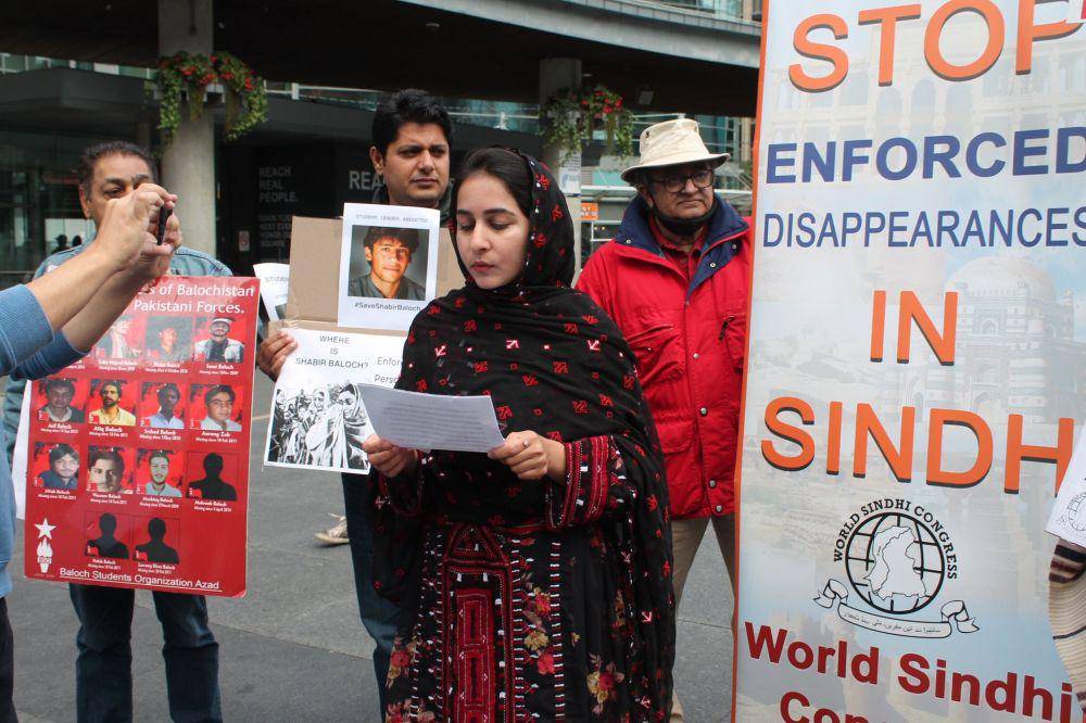 Karima Baloch dan aktivis Baloch lainnya melakukan unjui rasa di Kanada, 3 Oktober terkat penculikan sekretaris informasi BSO, Shabir yang hilang sejak 2014. Sumber:twitter.com/Karima Baloch