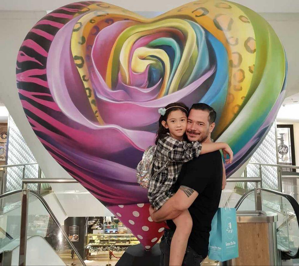 Papa Idaman, 9 Potret Hangat Zack Lee Mengasuh Putrinya Mikhaela