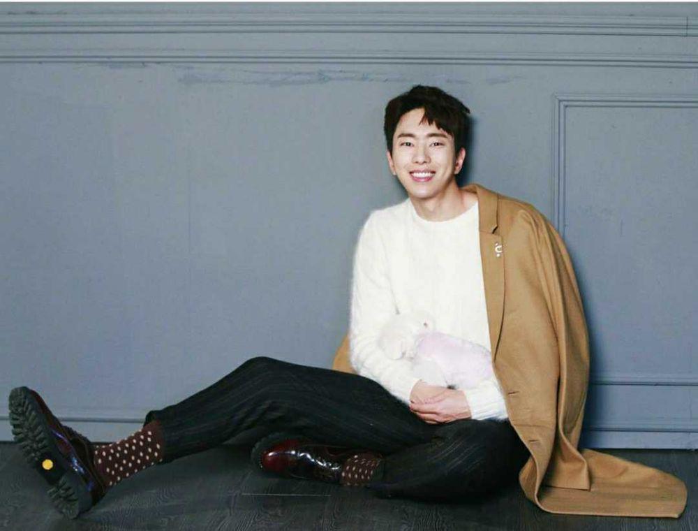 9 Inspirasi Gaya Stylish ala Aktor Yoon Hyun Min yang Bisa Kamu Tiru