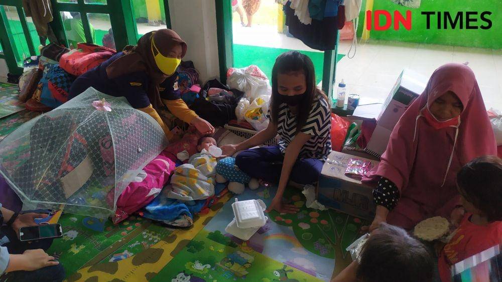 Pengungsi korban banjir di Masjid Jabal Nur, Perumnas Antang, Kecamatan Manggala, Kota Makassar. IDN Times/Sahrul Ramadan