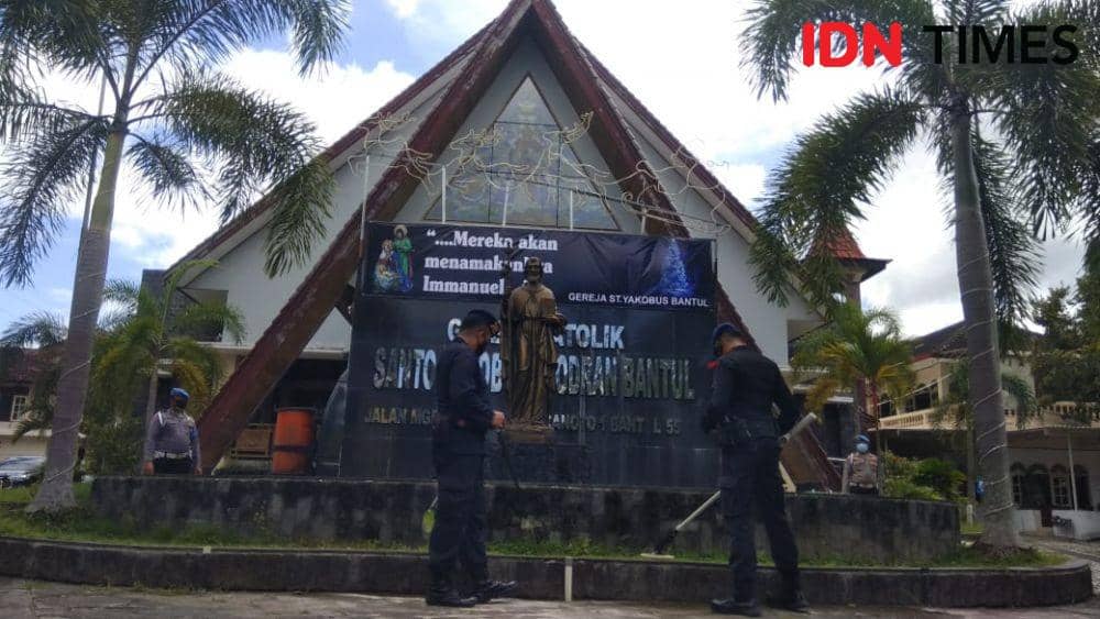 Petugas Jibom Gegana Polda DIY sterilisasi gereja di Bantul jelang misa Natal. IDN Times/Daruwaskita