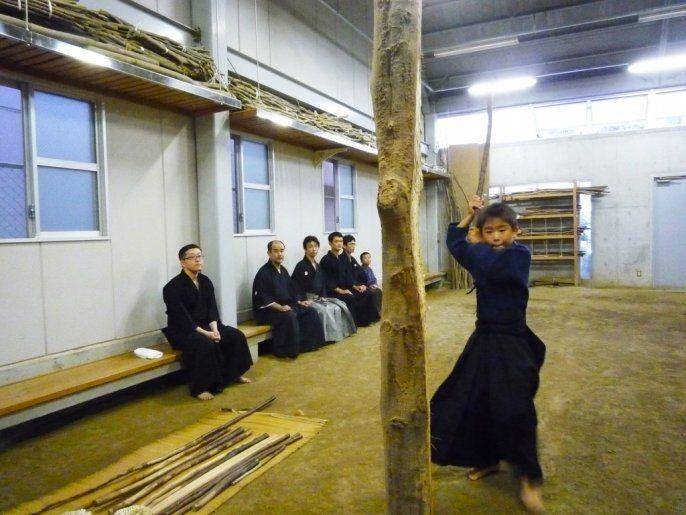 Dengan pedang kayu, seorang anak tengah berlatih Jigen Ryu dengan memukul tiang kayu. kagoshima-kankou.com