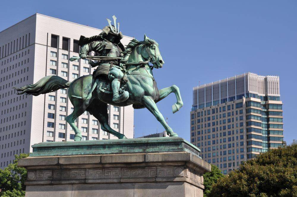 Patung Kusunoki Masashige di Istana Kekaisaran Jepang, Tokyo. commons.wikimedia.org