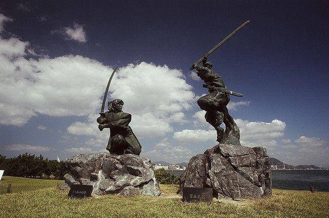 Sasaki Kojiro (kiri) melawan Miyamoto Musashi (kanan). kcpinternational.com