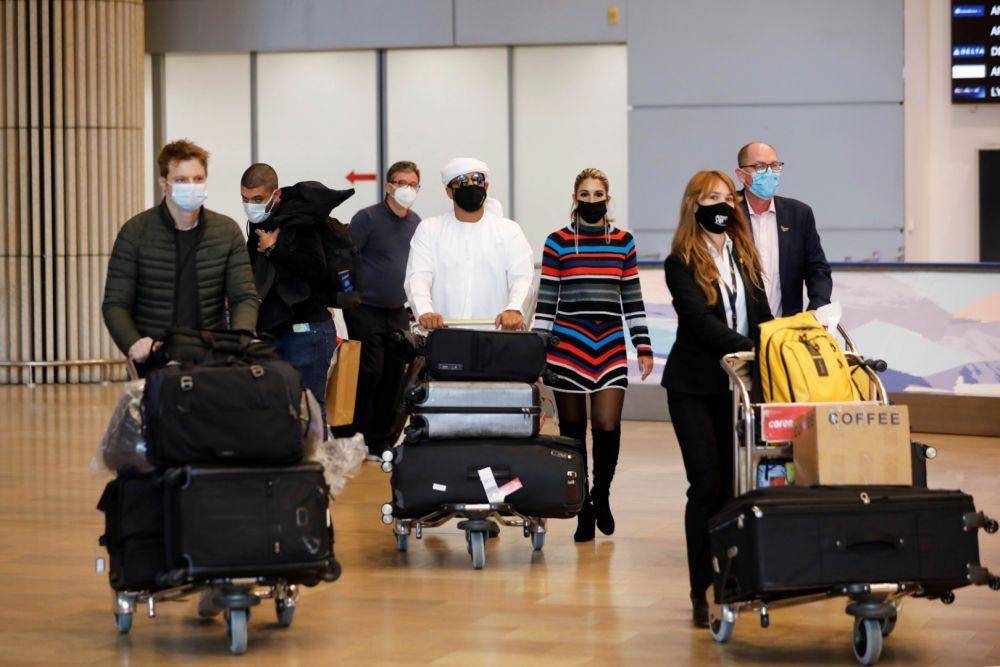 Orang-orang, termasuk beberapa yang mendarat di Israel dengan pesawat UAE penerbangan flydubai, mendorong barang mereka di Bandara Internasional Ben Gurion, di dekat Tel Aviv, Israel, Kamis (26/11/2020) (ANTARA FOTO/REUTERS/Amir Cohen)