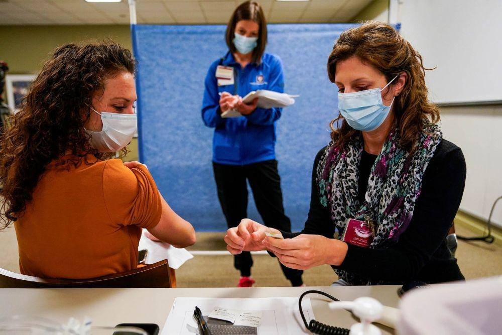 Petugas kesehatan melakukan latihan untuk administrasi vaksin COVID-19 buatan Pfizer di Universitas Kesehatan Indiana di Indianapolis, Indiana, Amerika Serikat, Jumat (11/12/2020) (ANTARA FOTO/REUTERS/Bryan Woolston)