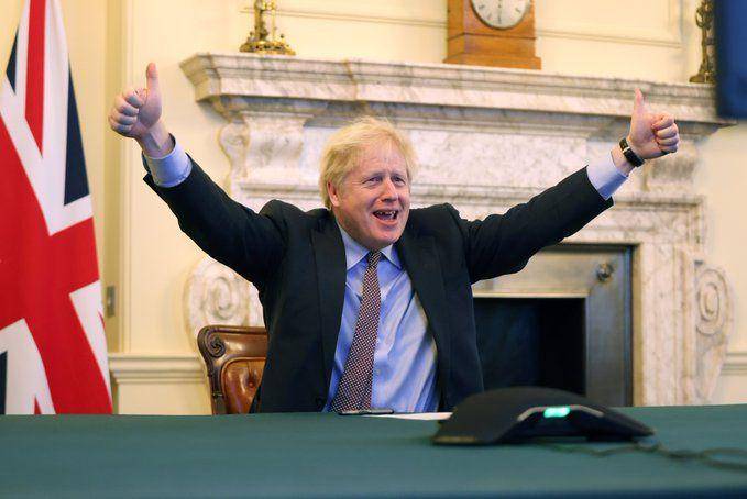 Foto Perdana Menteri Inggris Boris Johnson yang menyambut kesepakatan perdagangan Brexit. Sumber:twitter.com/Boris Johnson