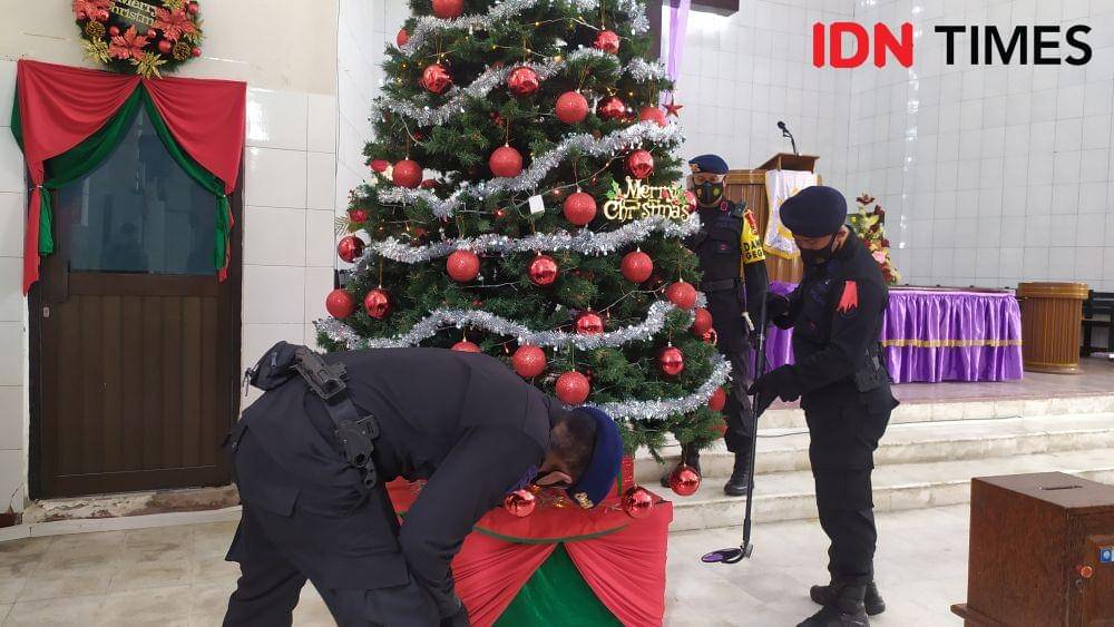 Tim Jibom Brimob Polda Sulsel mengecek keamanan gereja di Makassar jelang ibadah malam natal. IDN Times/Sahrul Ramadan
