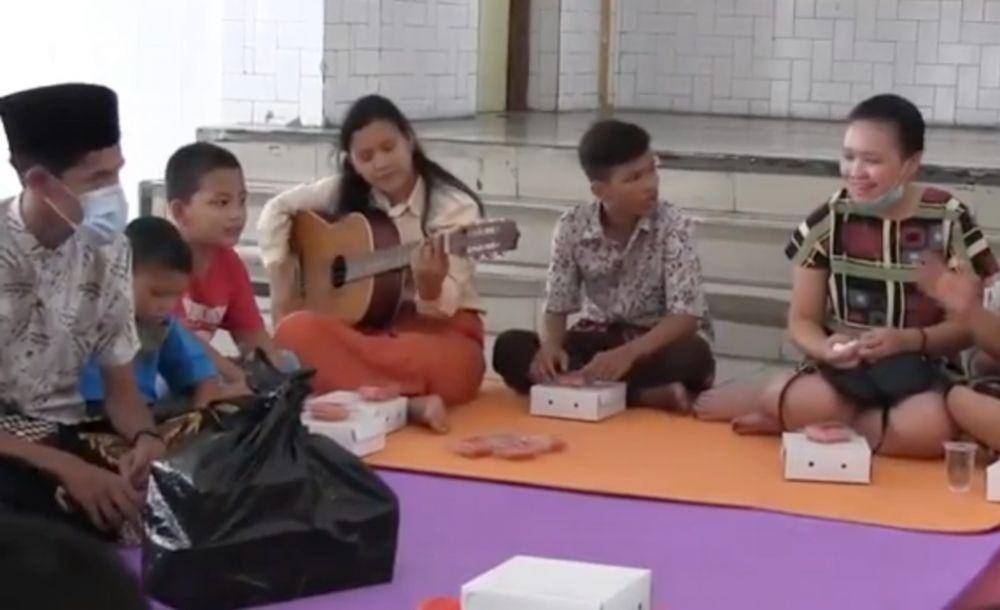 Pemuda Lesbumi NU Kota Madiun ikut bernyanyi dan berdoa di salah satu panti asuhan yang dikelola gereja, Kamis (24/12/2020). Dok. IDN Times/Istimewa