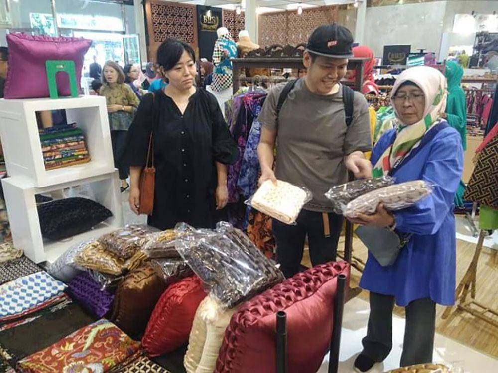 Pemilik UMKM Indah Cipta, Naning Herdining, telah menerapkan usaha berbasis sociopreneur dalam menjalankan bisnisnya. (Dok. Pertamina)