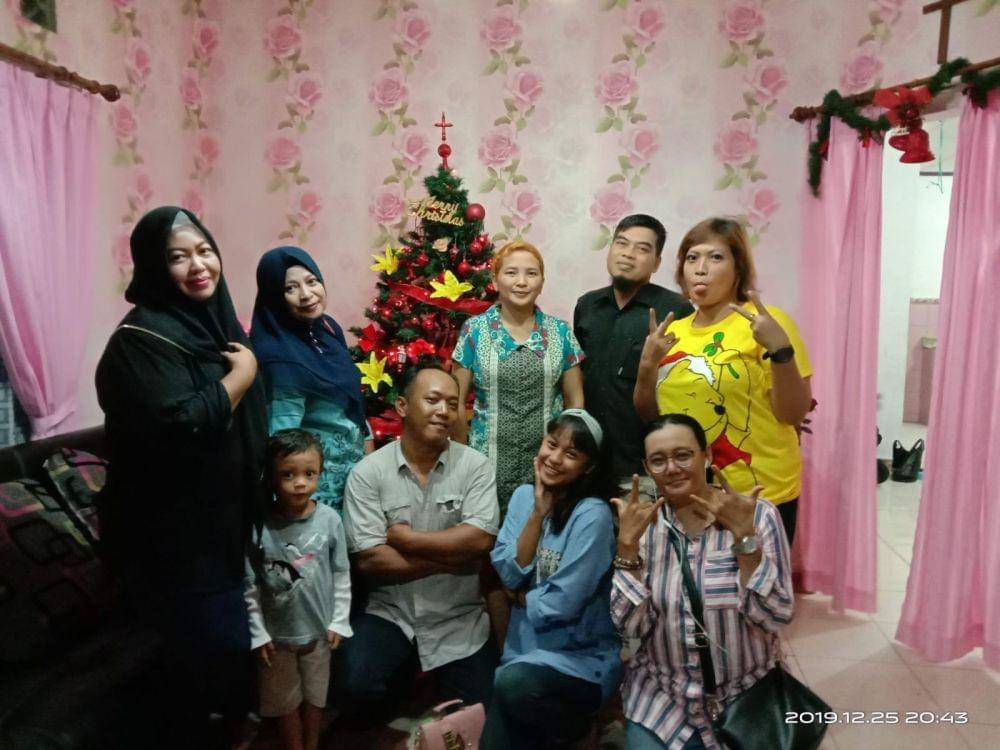 Rina dan keluarganya saat merayakan natal tahun lalu (Dok.IDN Times/Istimewa)
