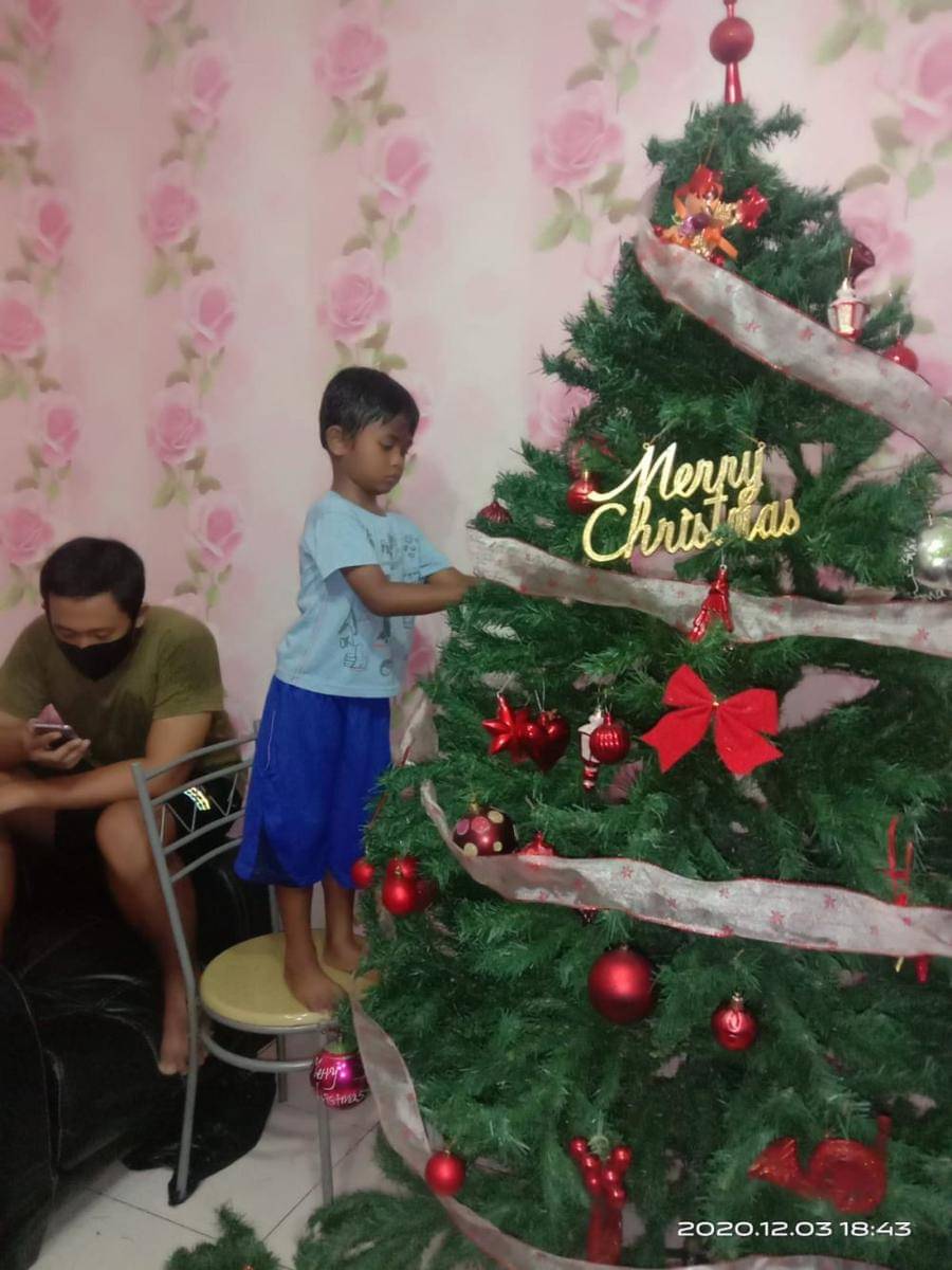 Menghias pohon natal (Dok.IDN Times/Istimewa)