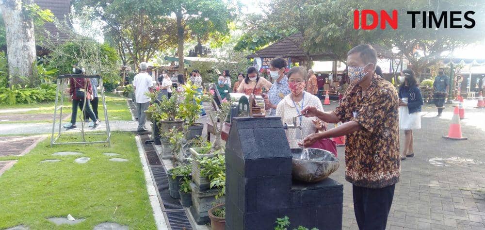 Sebelum masuk gereja umat harus cuci tangan terlebih dahulu. IDN Times/Daruwaskita